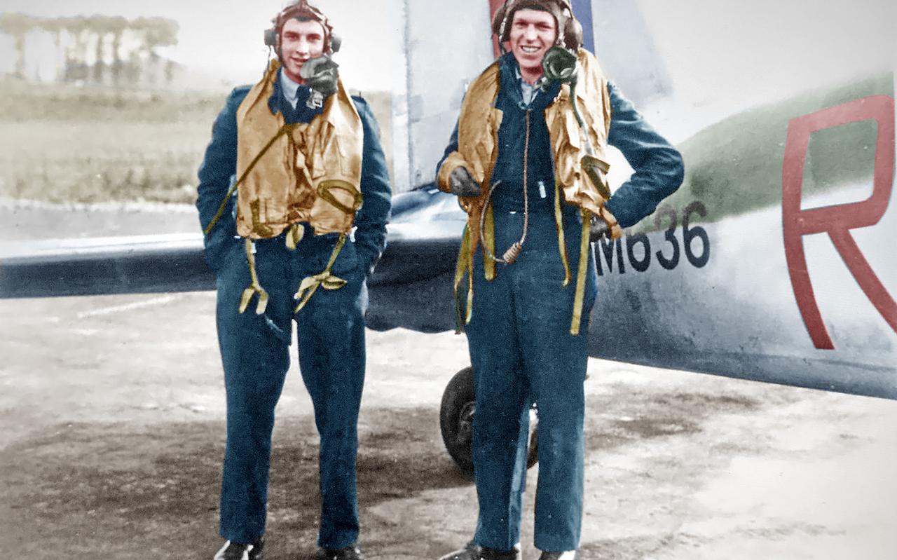 Peter William Fry (rechts op de foto) en Harry Smith crashten met hun Mosquito nachtjager bij Nieuwlande in de nacht van 29 op 30 september 1944. (RAF)