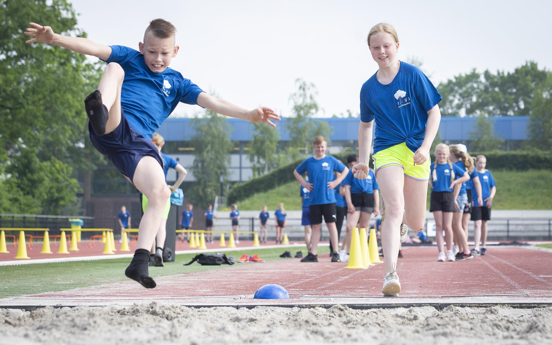Leerlingen van de basisscholen in Hoogeveen kwamen in actie op de atletiekbaan. 