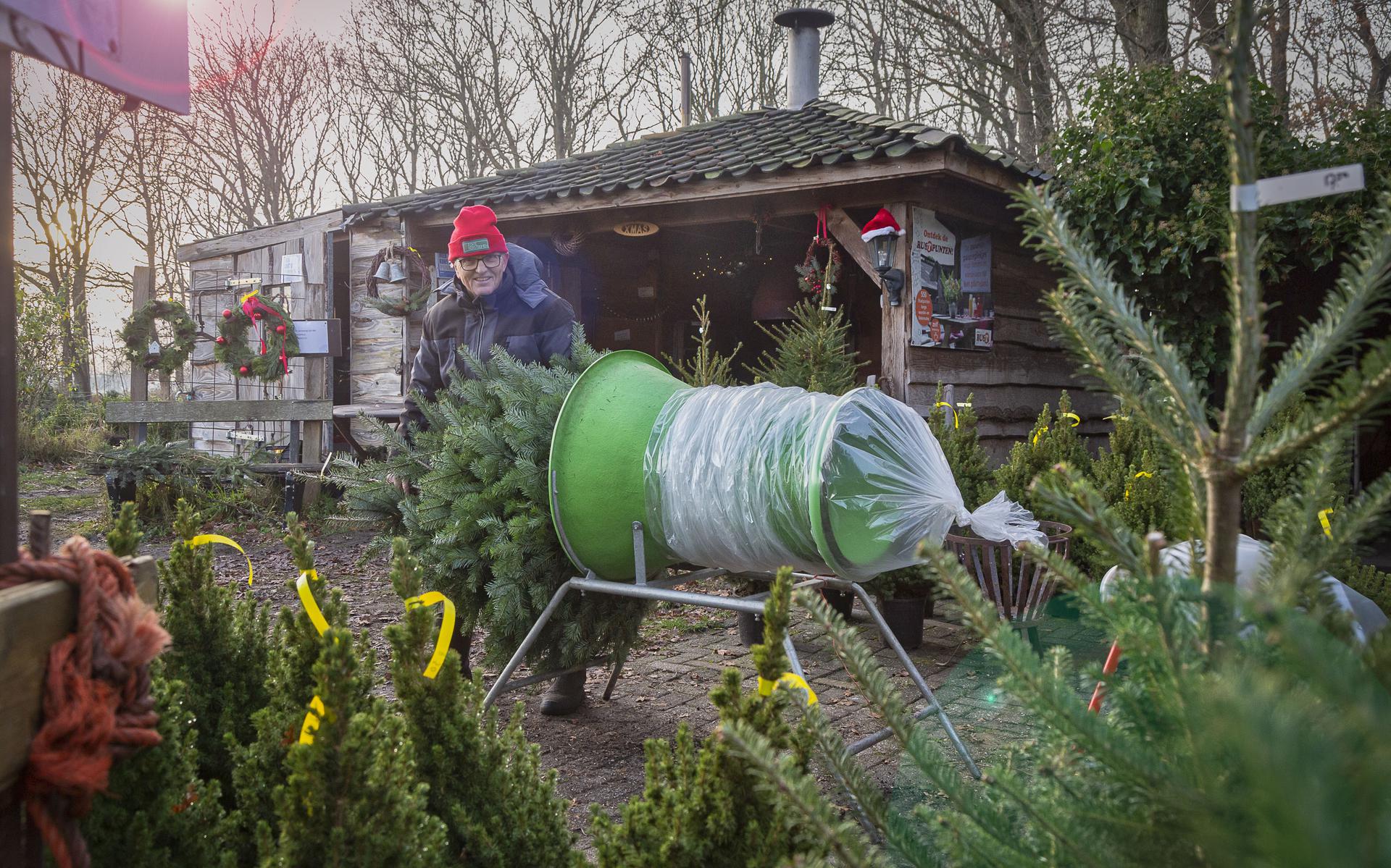Hendrikus Drogt verkoopt kerstbomen op de kerstboomkwekerij in Tiendeveen.