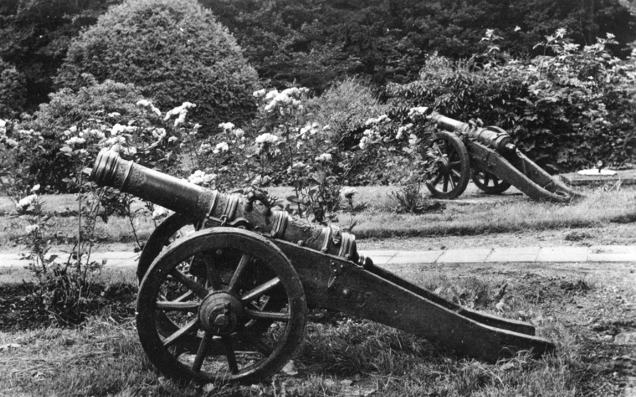 De 17e eeuwse kanonnetjes die later in de tuin van het Huis stonden waren niet die van 1672.