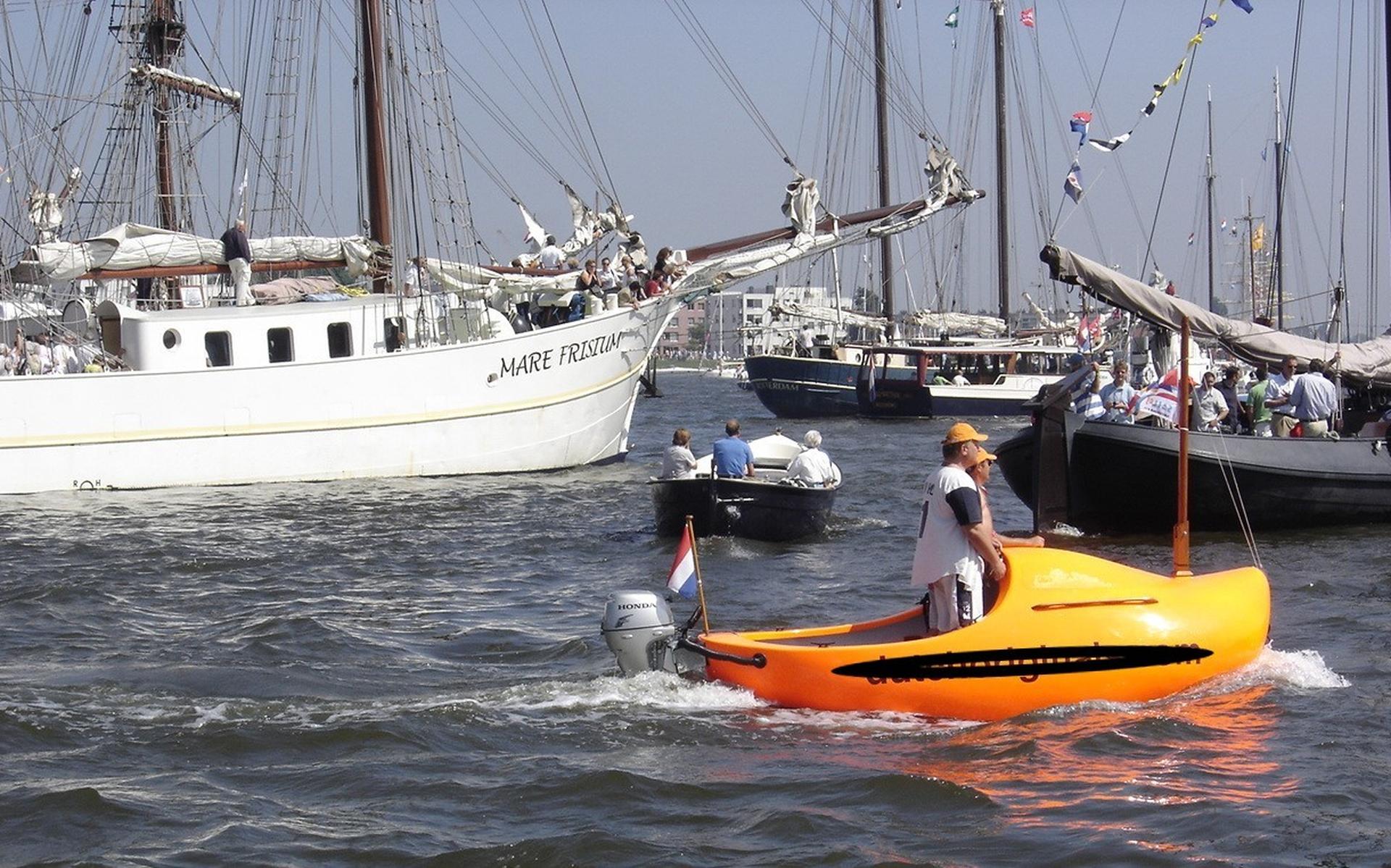 Verkeer op het water tijdens Sail 2005.