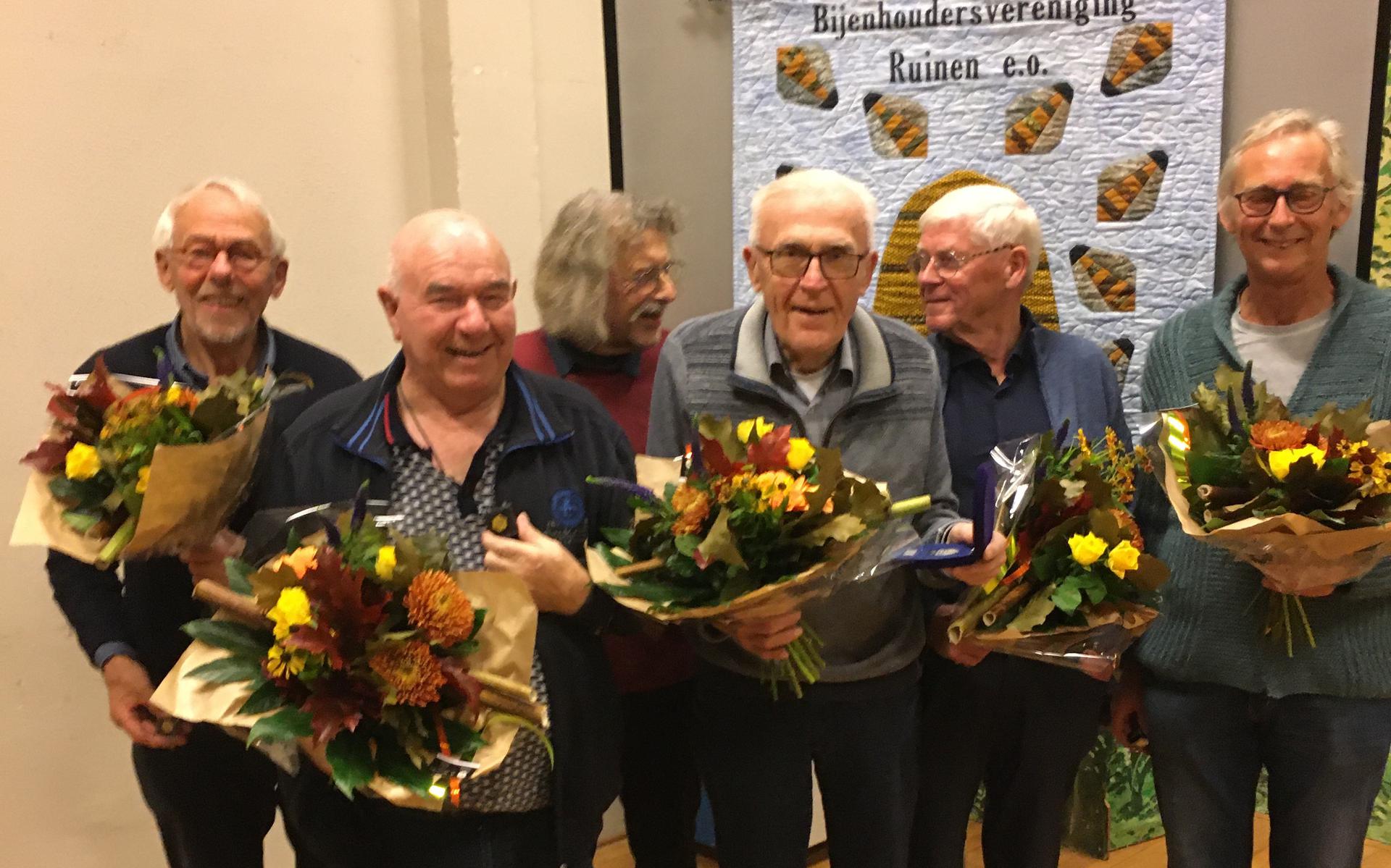 Van links naar rechts: Albert de Boer Ruinen, Jan Elslo Wijster, Gerard Vos Noordscheschut, Koop Kreulen Ruinen, Bertus Mos Ruinen en Sake Gerrits Anholt