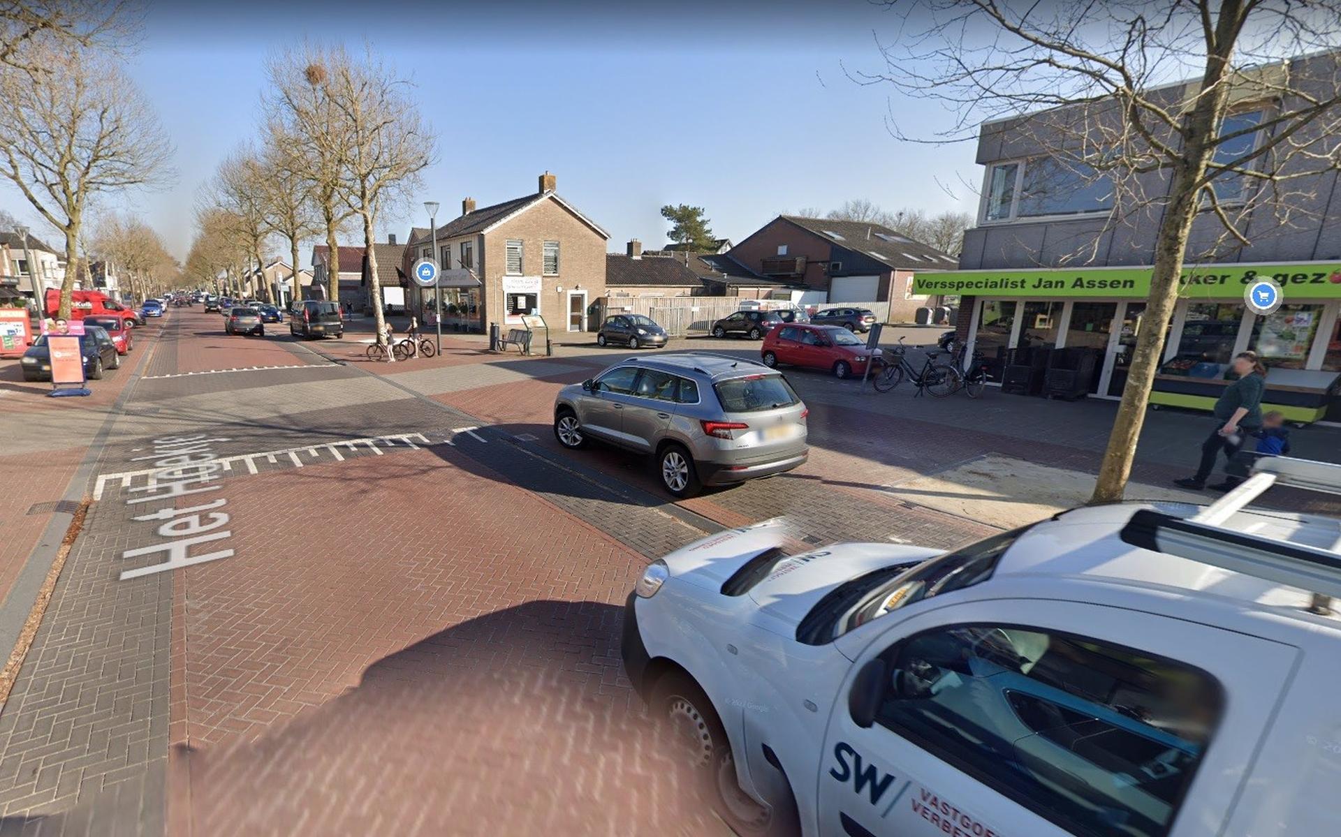 Het zebrapad moet de oversteek naar de parkeerplaats (rechts) veiliger maken.