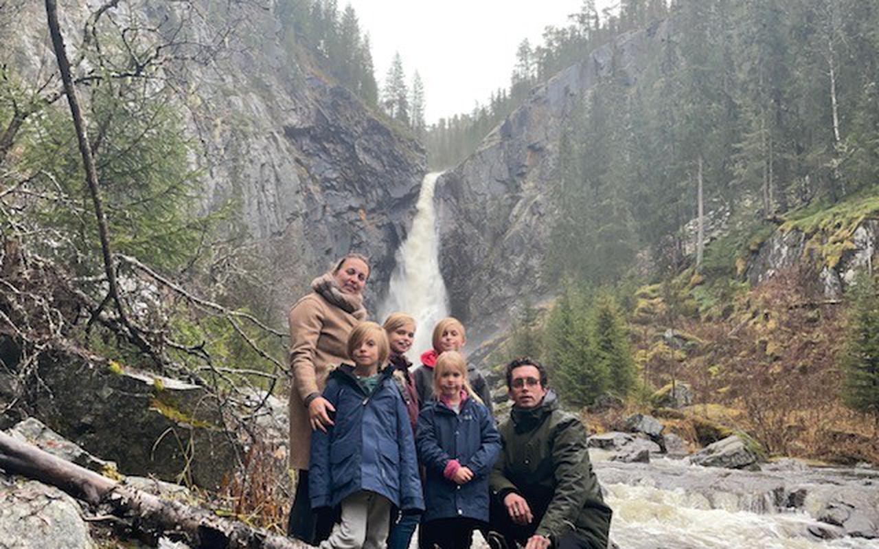 Ruben en Jolande de Boer samen met hun kinderen in Noorwegen.