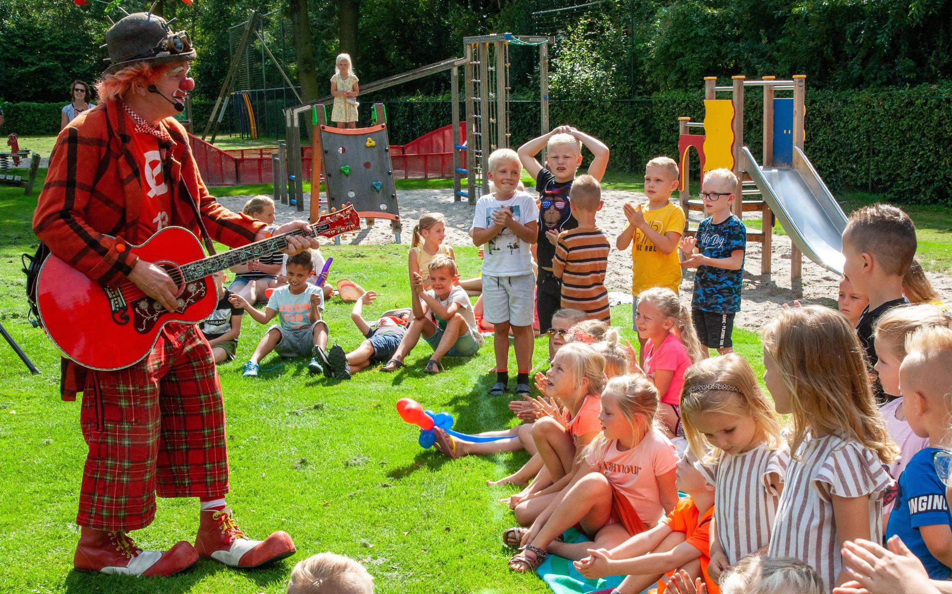Clown Snorre vermaakte de kinderen in de speeltuin in Hollandscheveld.