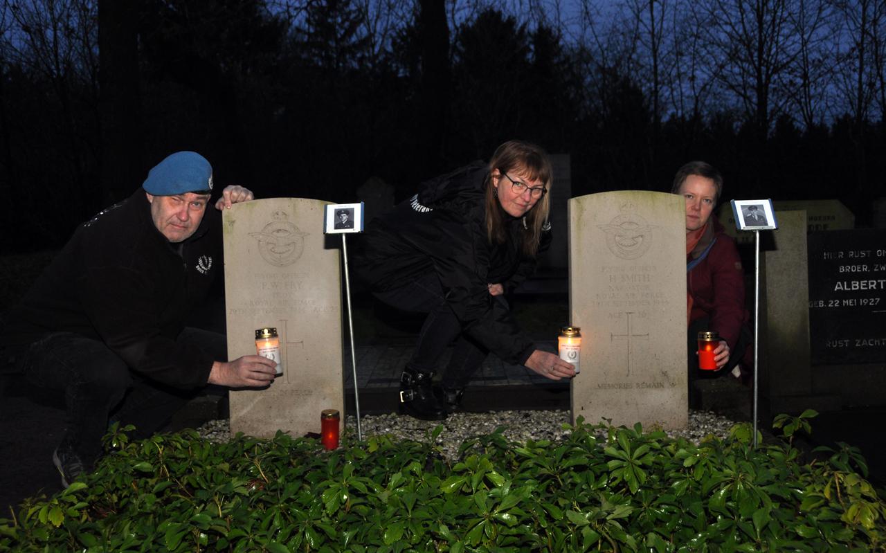 Oorlogsslachtoffers worden herdacht op de begraafplaats in Geesbrug. 