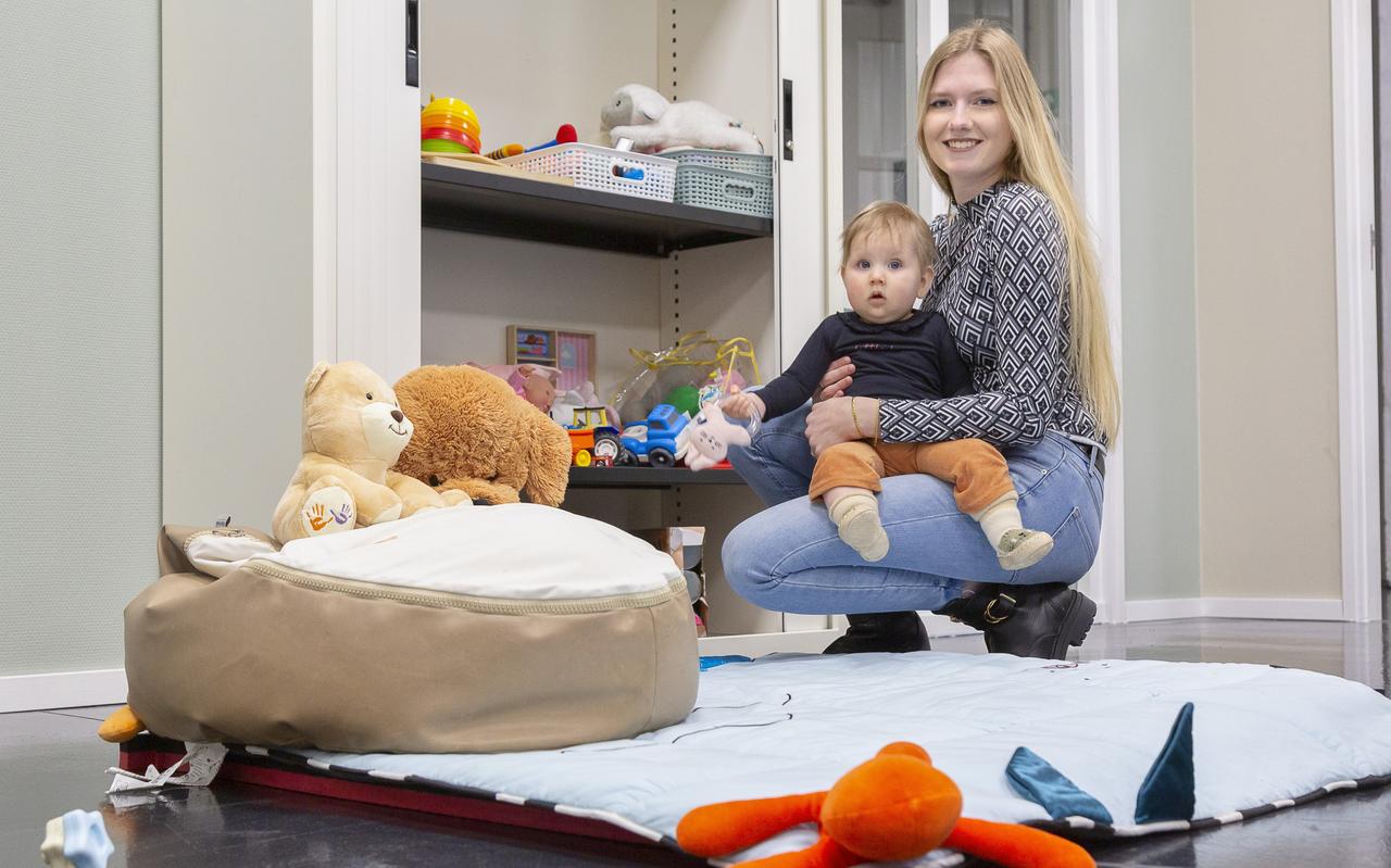 Liesbeth in de ruimte waar zij moeders ontvangt met baby's bij Fight with Faith Hoogeveen. Liesbeth in de ruimte waar zij moeders ontvangt met baby's bij Fight with Faith Hoogeveen.