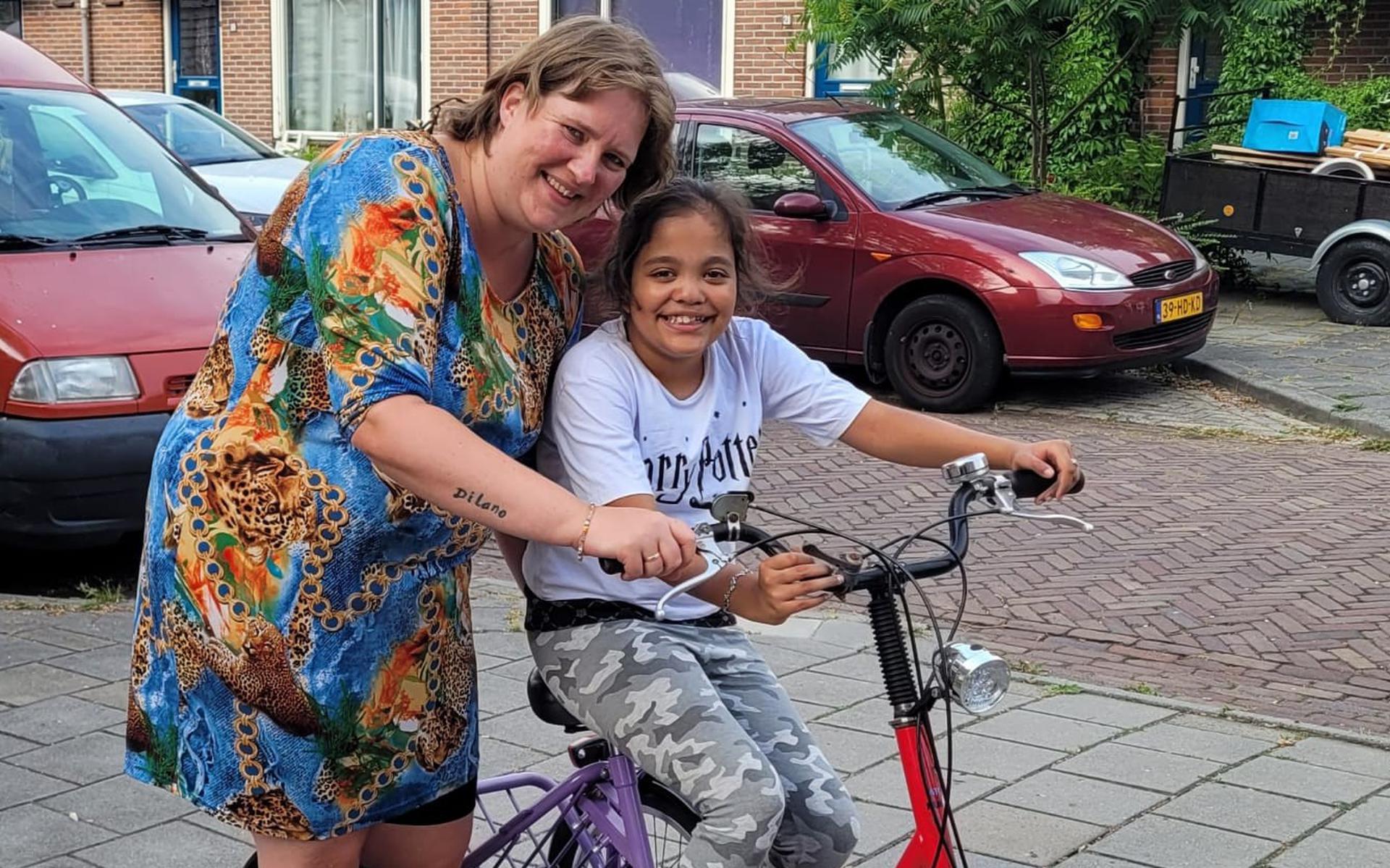 Natasja Kloezen en de 10-jarige Serina, die dolblij is met haar gewonnen driewieler.