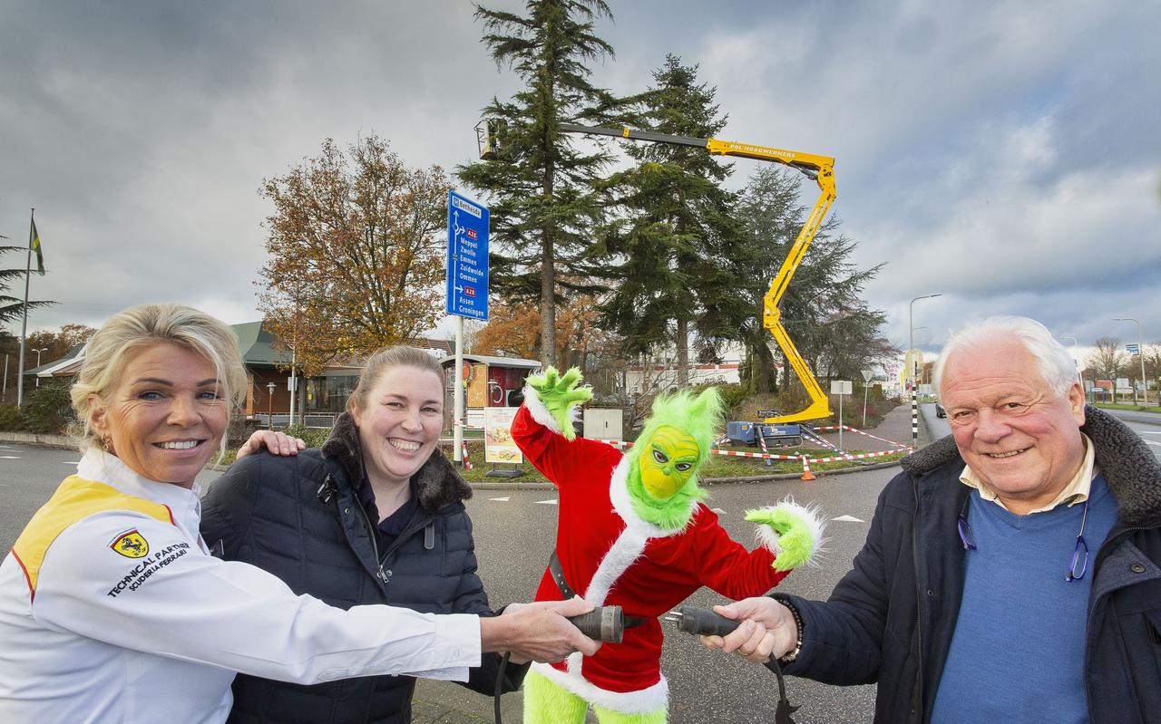 De lampjes in de boom bij McDonald's gaan vanavond aan. Op de foto van links naar rechts: Diet Klok, Jolande Peereboom en Jan Stam. De lampjes in de boom bij McDonald's gaan vanavond aan. Op de foto van links naar rechts: Diet Klok, Jolande Peereboom en Jan Stam.