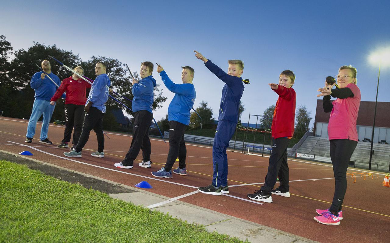 Jongeren met een beperking trainen bij HAC'63 op de atletiekbaan.