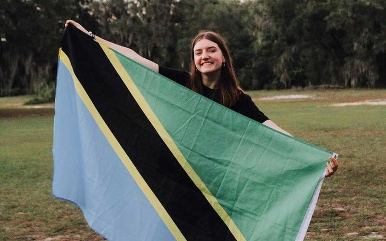 Michelle Vaartjes met de vlag van Tanzania. Michelle Vaartjes met de vlag van Tanzania.