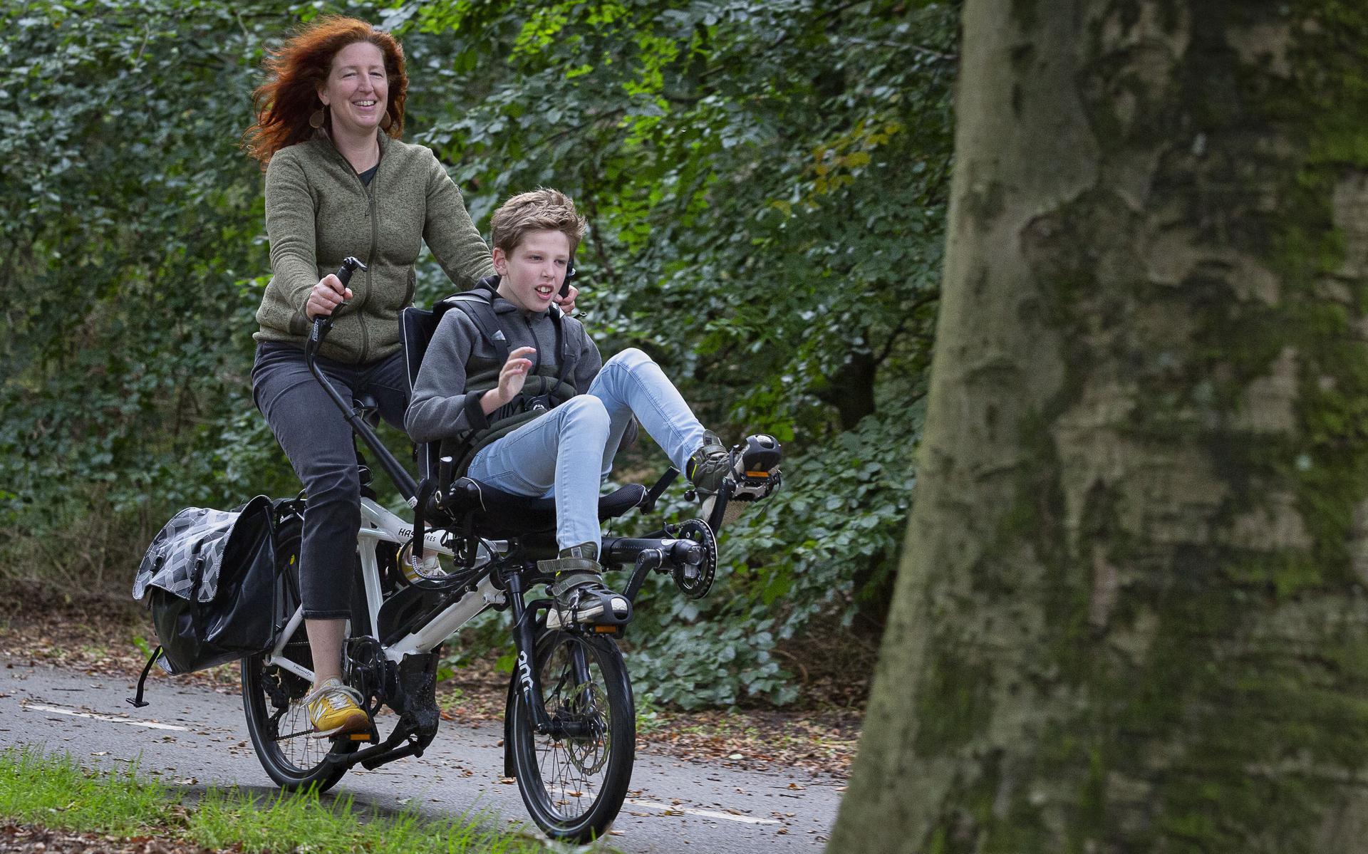 Esther Keen en haar zoon Ruben op hun aangepaste fiets.