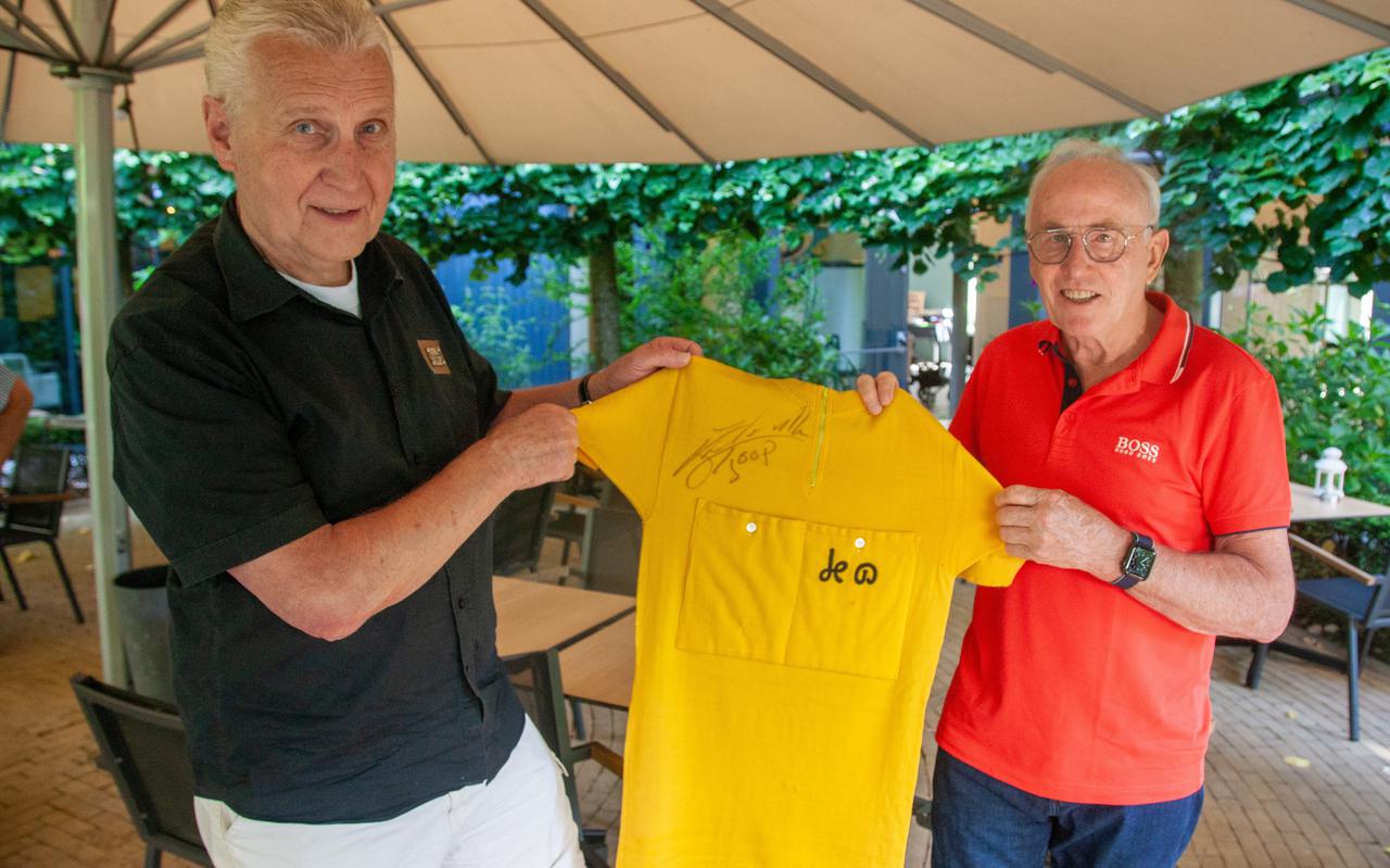 Oud-profwielrenner Henk Benjamins uit Hoogeveen ontmoet zijn ploegmakker Joop Zoetemelk na 52 jaar en krijgt een handtekening op een gele trui die hij tijdens de Tour de L'Avenir kreeg.