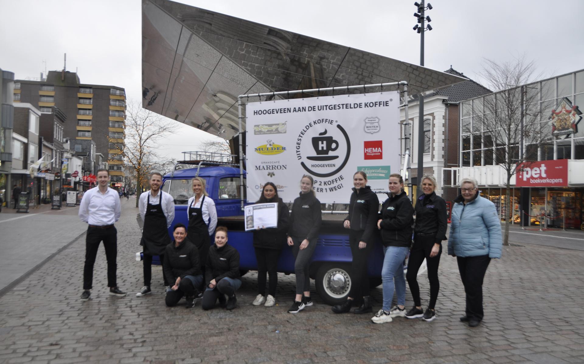 De horecagastheren en gastvrouwen met initiatiefnemer Hetty Bouius, raadslid CDA Hoogeveen, bij de spiegelkraan.