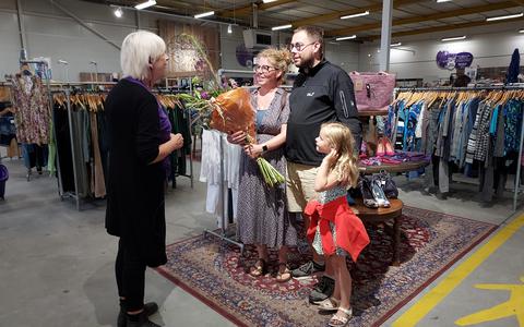Een gezin uit Venlo, op vakantie in Hoogeveen, kocht het miljoenste kledingstuk van 2022. 