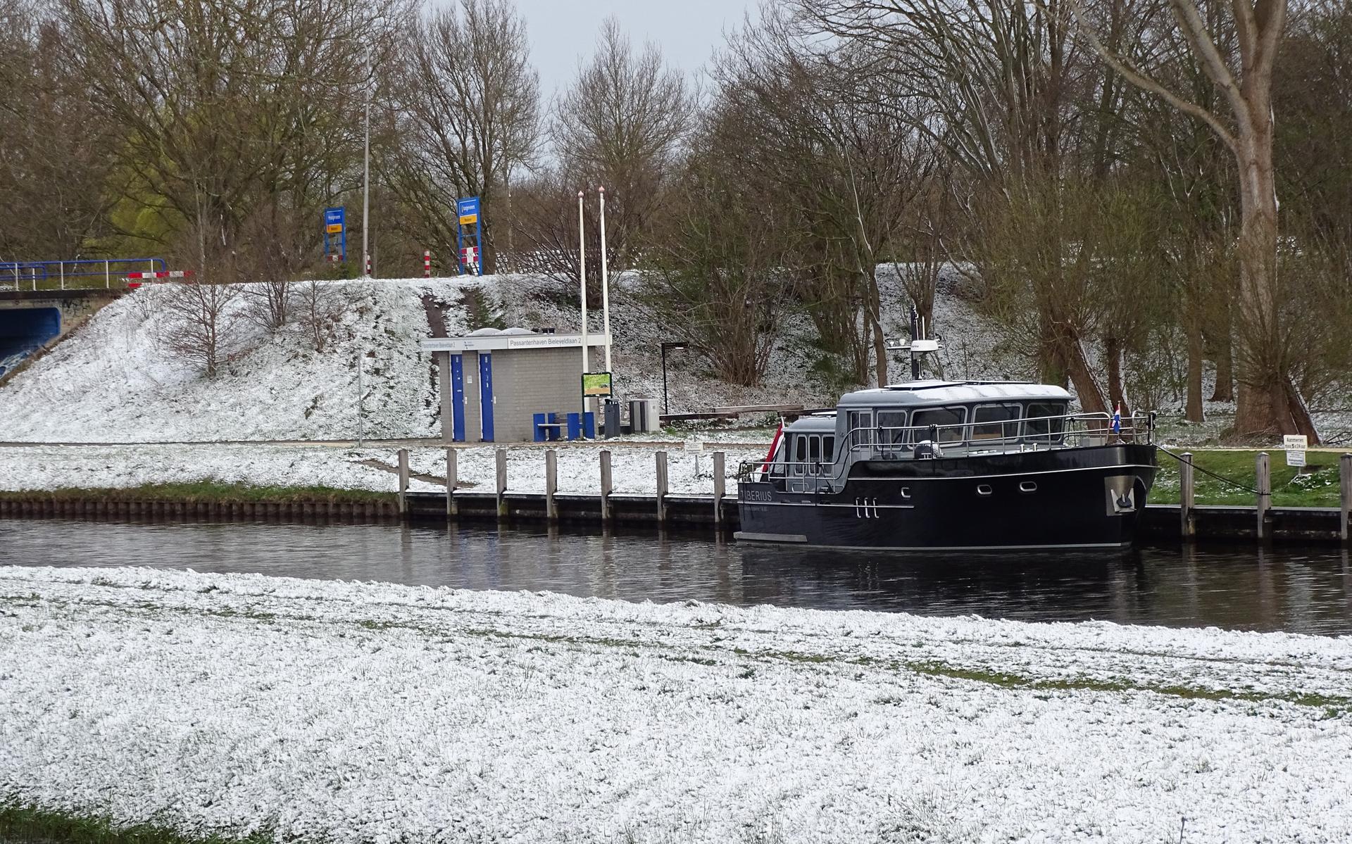 Eind vorige week lag deze boot aangemeerd bij de Passantenhaven in Hoogeveen.