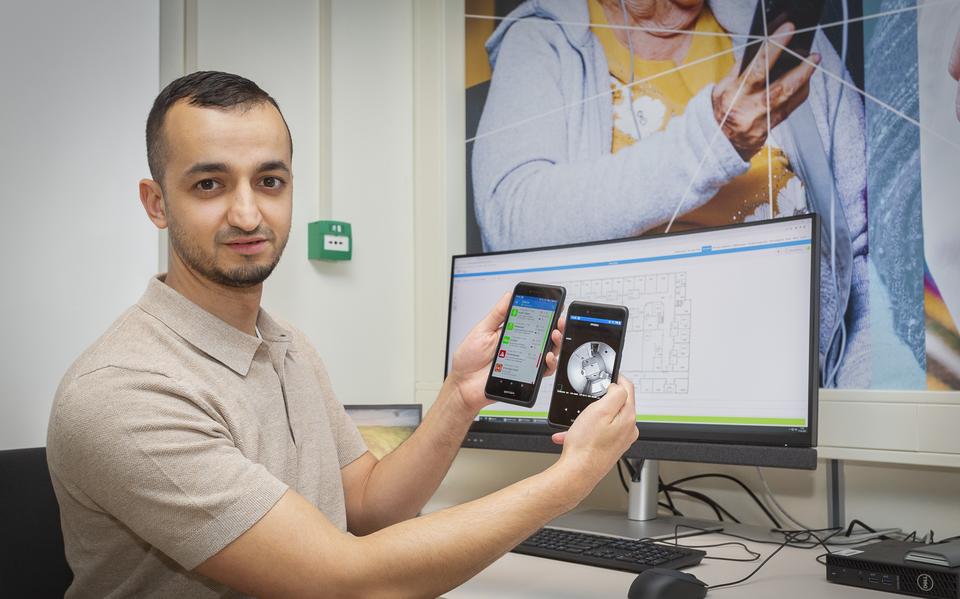 Projectmanager Marouane Taouali in de centrale 'meldkamer' in de proeftuin.  