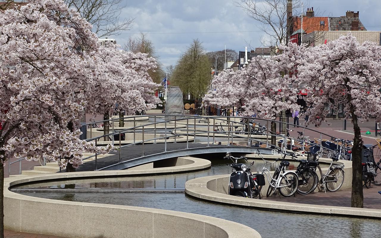 Verkijk je niet op de inspiratie van oude religies. De Cascade en de bloesembomen stammen uit Aziatische culturen. Verkijk je niet op de inspiratie van oude religies. De Cascade en de bloesembomen stammen uit Aziatische culturen.