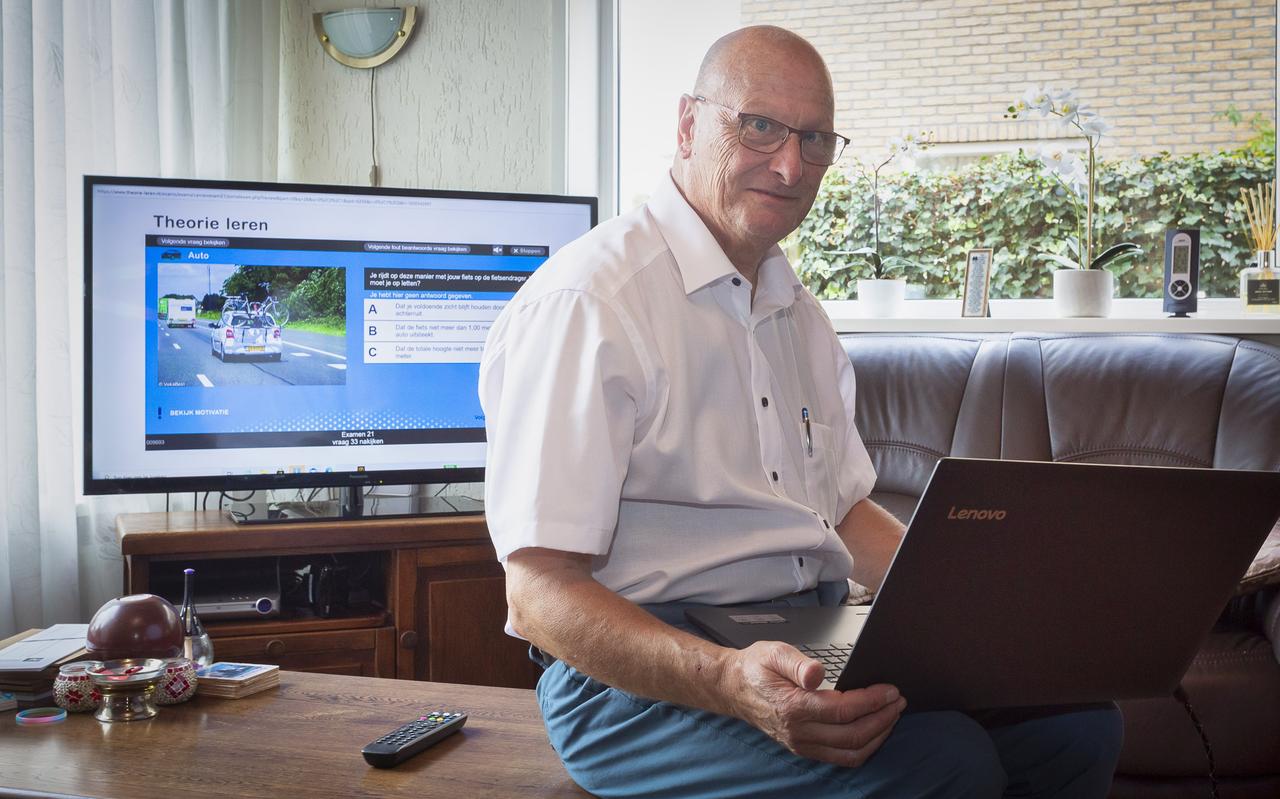 EDAS-rijschoolhouder Gerrie Schonewille (69) geniet van zijn vak. 'Het theorie-examen wordt door jongeren vaak onderschat.' EDAS-rijschoolhouder Gerrie Schonewille (69) geniet van zijn vak. 'Het theorie-examen wordt door jongeren vaak onderschat.'
