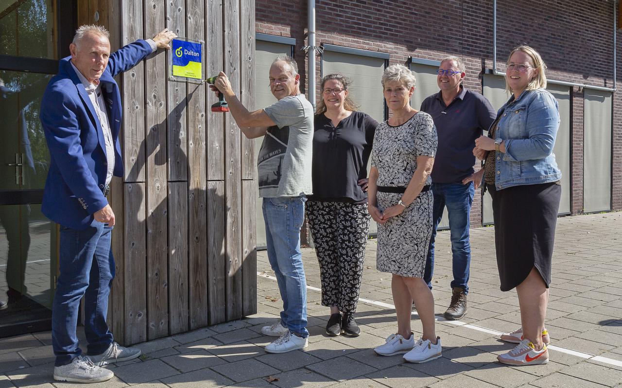 Siemon van der Wal overhandigt het officiële Dalton certificaat aan Wolfsbos/Meander. Siemon van der Wal overhandigt het officiële Dalton certificaat aan Wolfsbos/Meander.