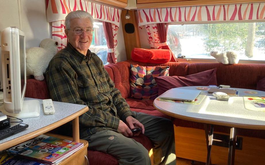 Pieter Kropff in zijn caravan. Pieter Kropff in zijn caravan.