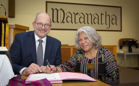De ondertekening van het document door burgemeester Karel Loohuis en Sara de Lima van Maluku4Maluku. 