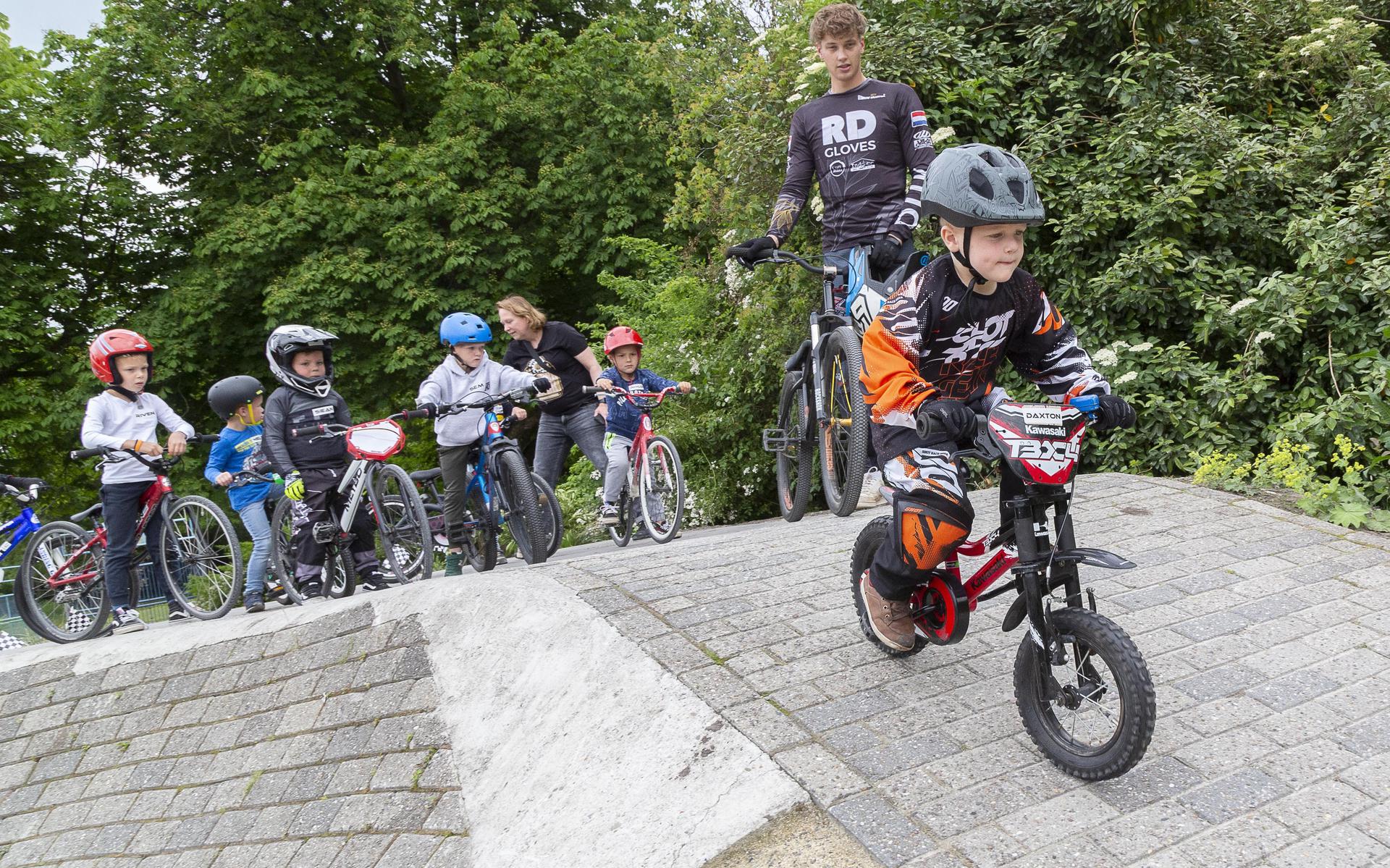 Onvermijdelijk Versnipperd Passend Kinderen genieten van crossclinics in Steenbergerpark (foto's) -  Hoogeveensche Courant