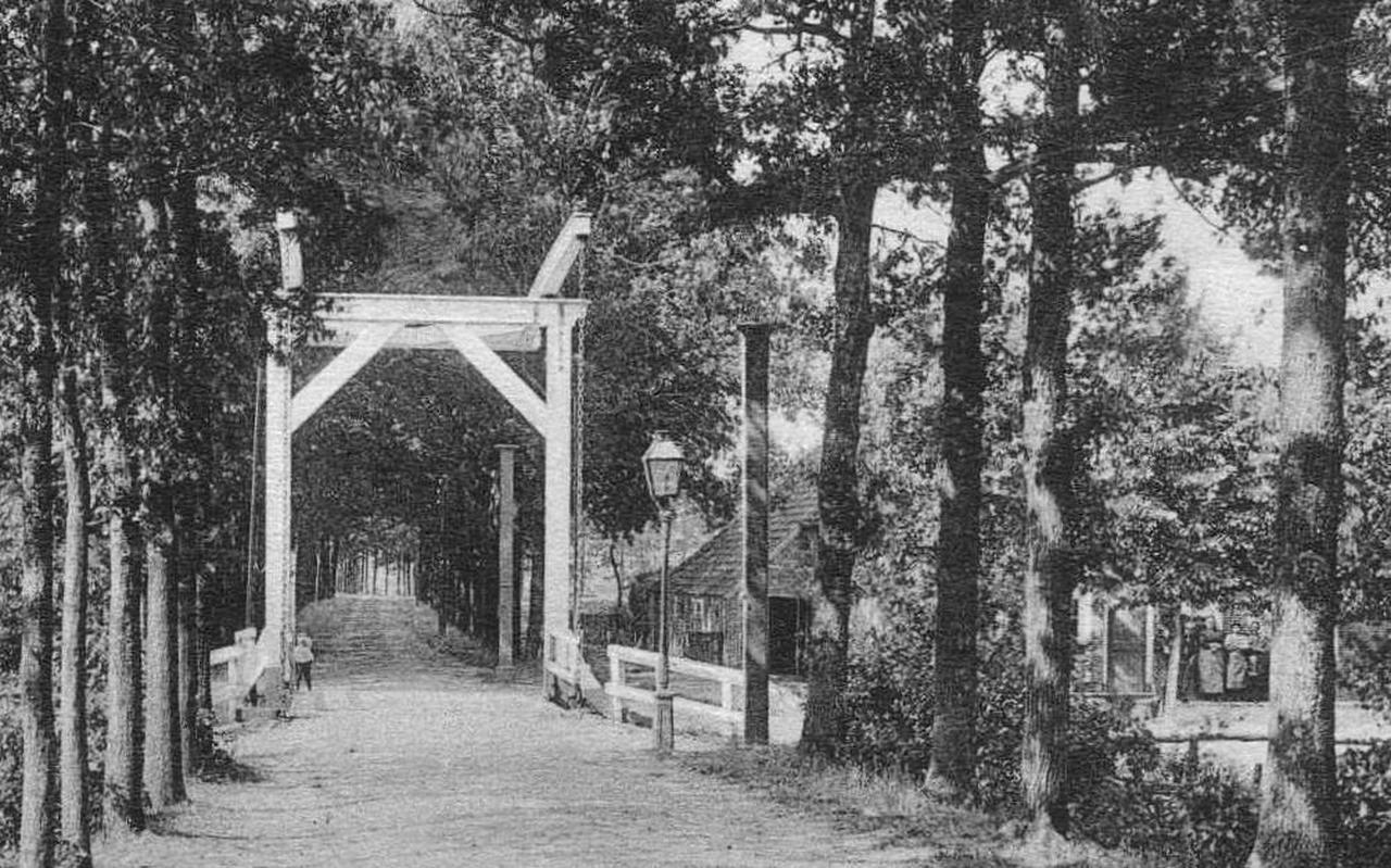 De brug in de Riegshoogtendijk, die het café mogelijk maakte, café rechts tussen de bomen. De brug in de Riegshoogtendijk, die het café mogelijk maakte, café rechts tussen de bomen.