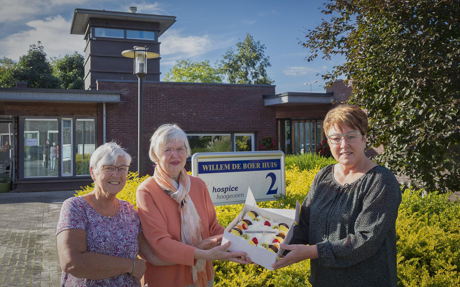 De taart werd in ontvangst genomen door de vrijwilligers (van links naar rechts) Tiny Lammers, Jannie Zilverberg en Hennie Oldenbeuving. 