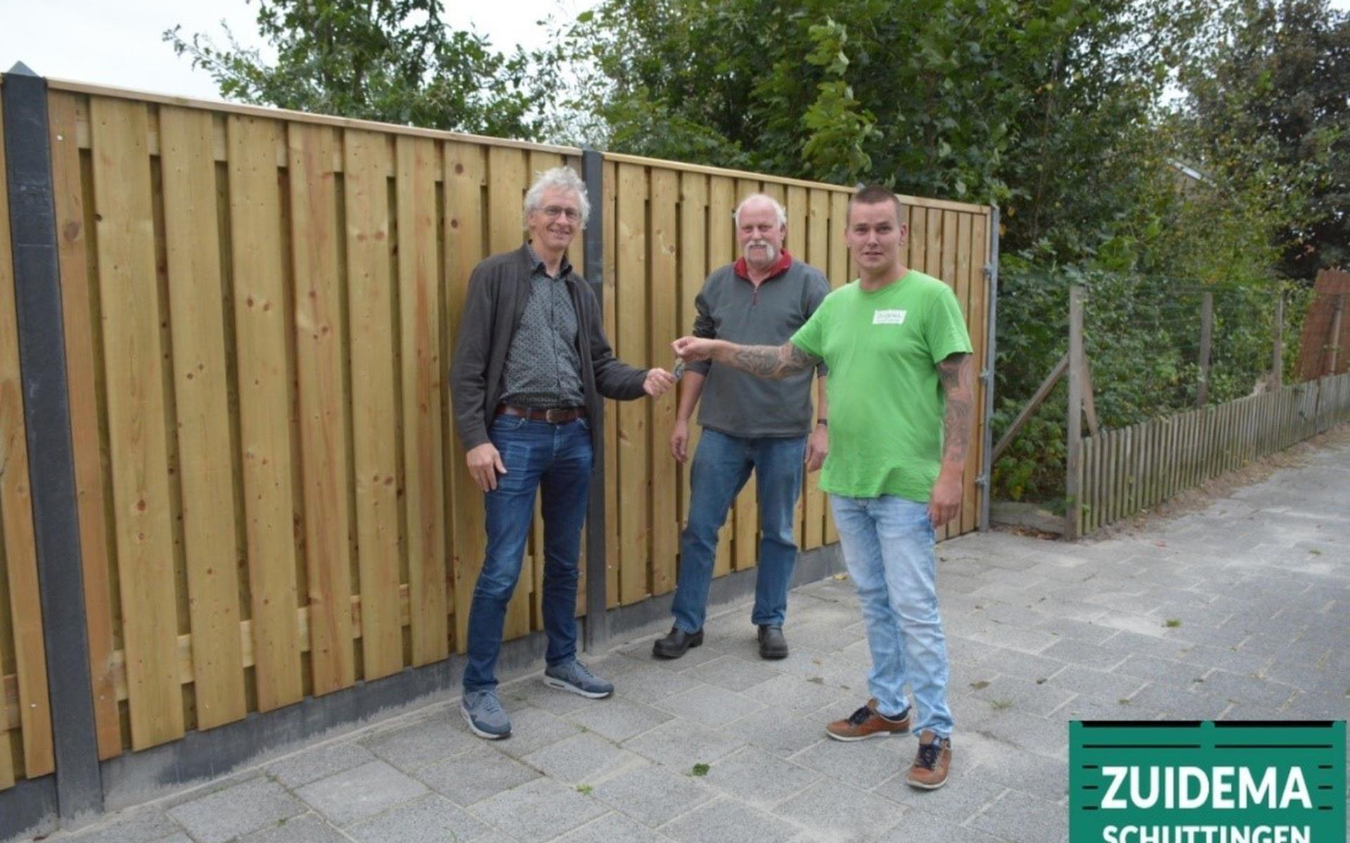 Bertin Zuidema overhandigt de sleutels van de deur aan de vrijwilligers Wim Smit  en Henk Kremer.