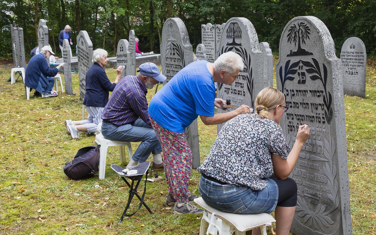  Vrijwilligers zijn druk aan het werk om de Joodse begraafplaats op te knappen.
