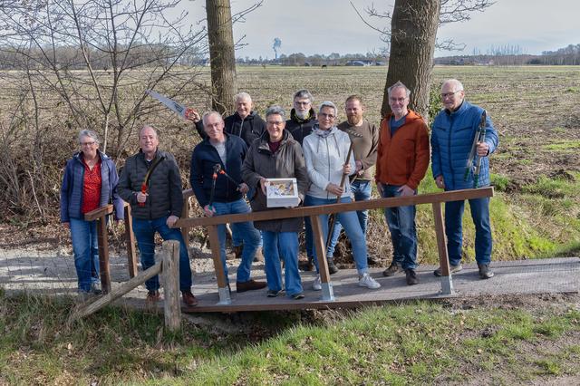 Vrijwilligers maken ommetje Pesse weer begaanbaar