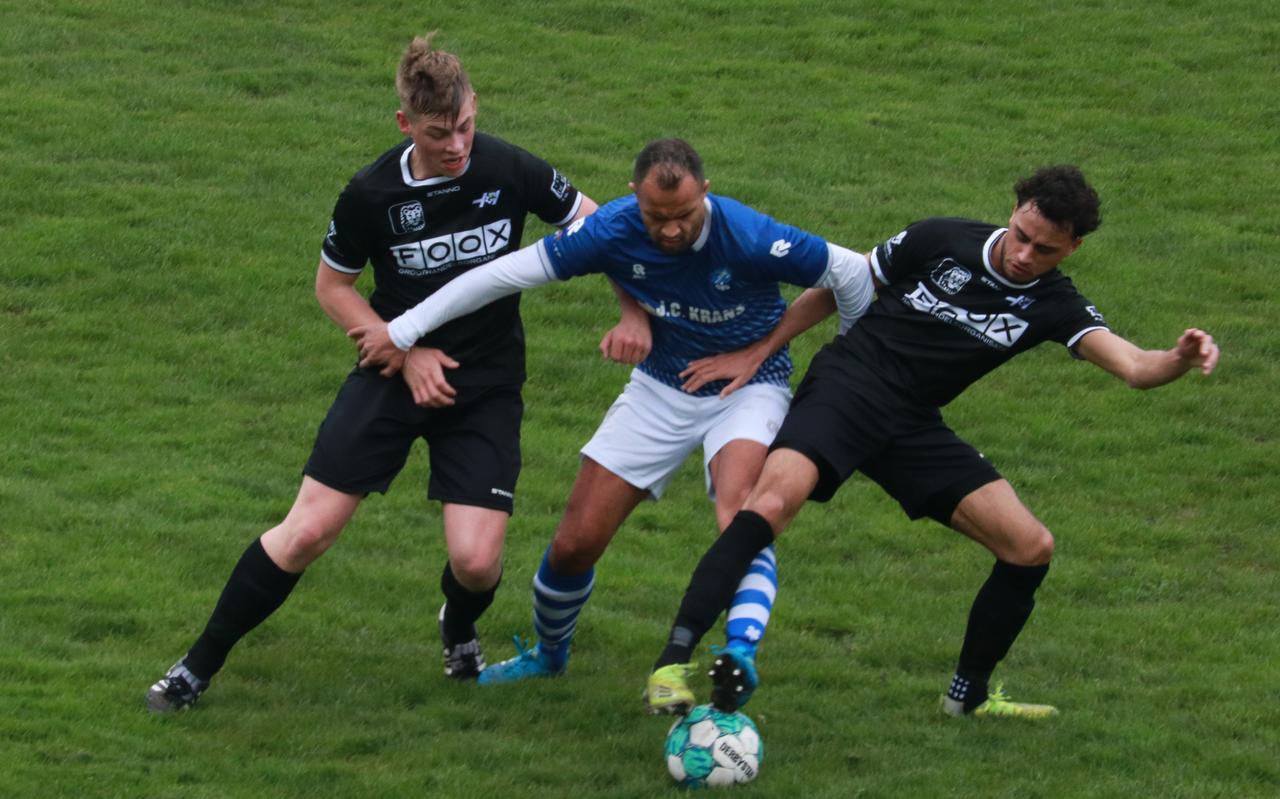 Nick Kroezen en Stefan Pattipeilohy nemen Faizel dos Santos in de mangel. Nick Kroezen en Stefan Pattipeilohy nemen Faizel dos Santos in de mangel.