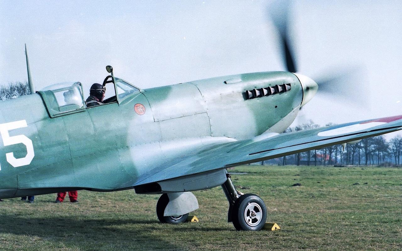Een van de bekendste oldtimerprojecten waar Jack van Egmond een groot aandeel in heeft gehad, was de restauratie van een Spitfire. Hier staat hij op het punt ermee op te stijgen vanaf vliegveld Hoogeveen. Een van de bekendste oldtimerprojecten waar Jack van Egmond een groot aandeel in heeft gehad, was de restauratie van een Spitfire. Hier staat hij op het punt ermee op te stijgen vanaf vliegveld Hoogeveen.