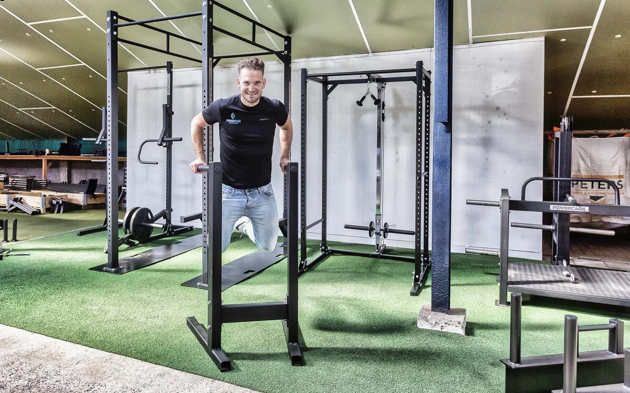 Henk Zomer demonstreert triceps-dips op een fitnessapparaat van Powercage. Henk Zomer demonstreert triceps-dips op een fitnessapparaat van Powercage.