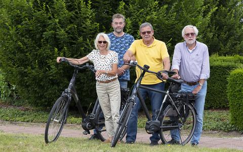 Het bestuur van Fietsfestival Drenthe houdt op 27 augustus 2022 de eerste editie van het Fietsfestival Drenthe. Van links naar rechts: Ida Slot, John Kleine, Gradus van Goor, Tom Thomas.