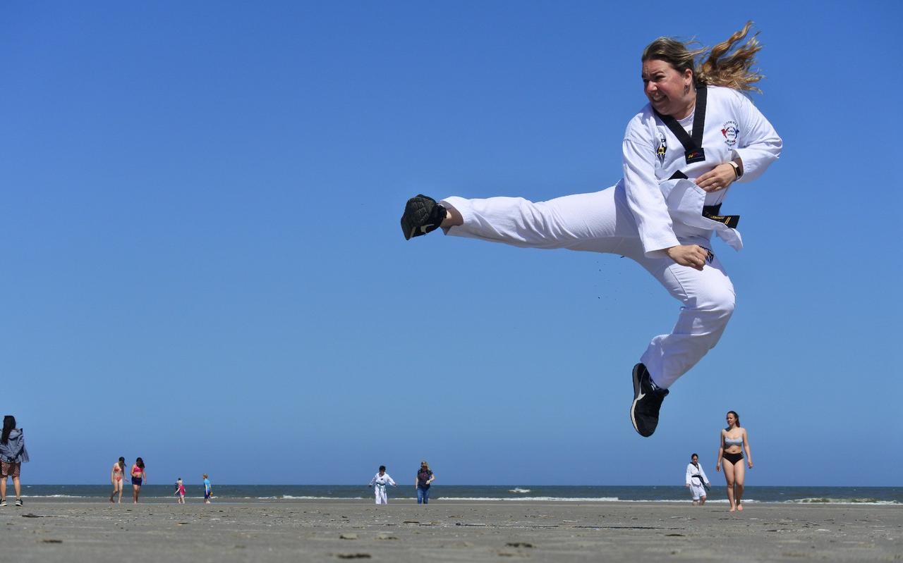 Nicole Krikken in actie op het strand van Ameland.