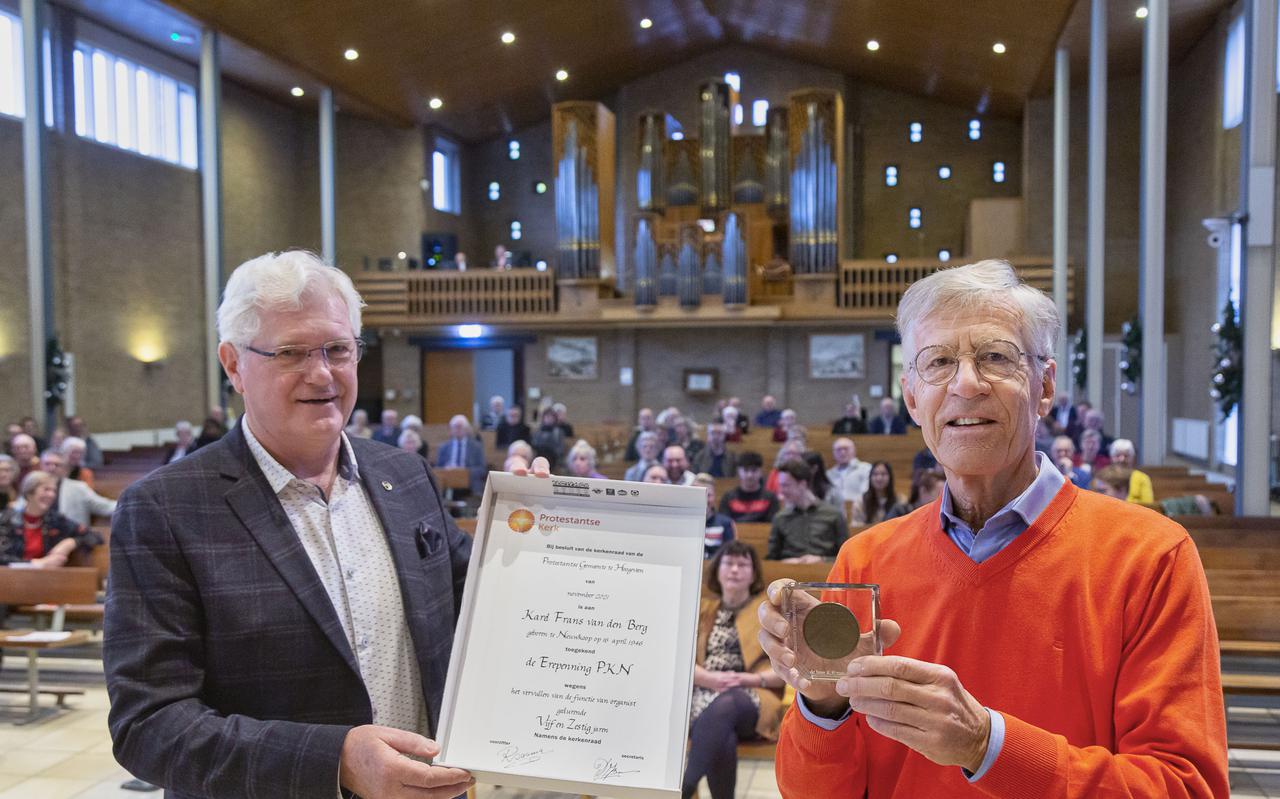 Karel van den Berg (rechts) is 65 jaar organist en krijgt een erepenning en oorkonde van Roelof Bosma namens PKN.