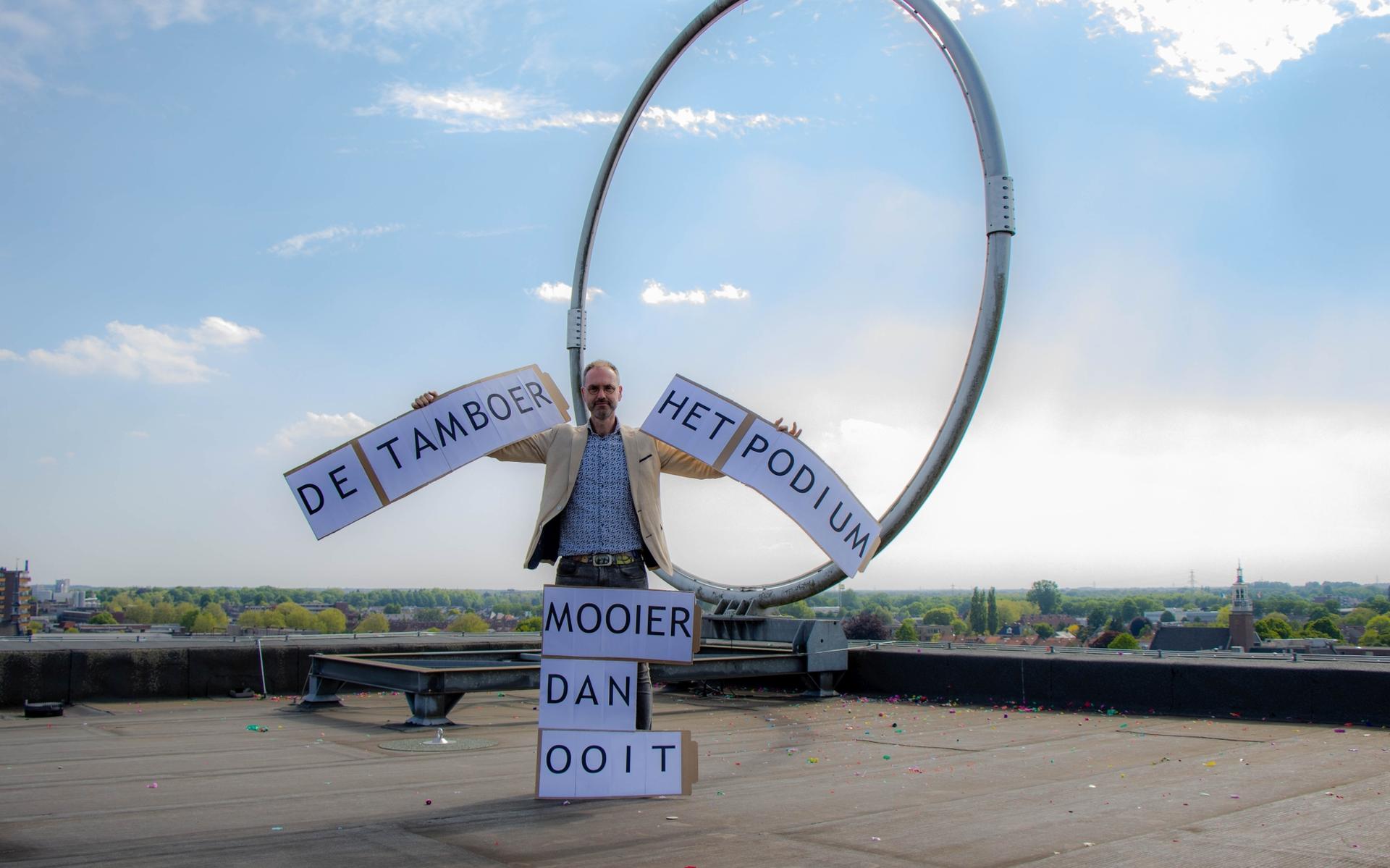 Directeur Pieter-Bas Rebers op het dak van De Tamboer.