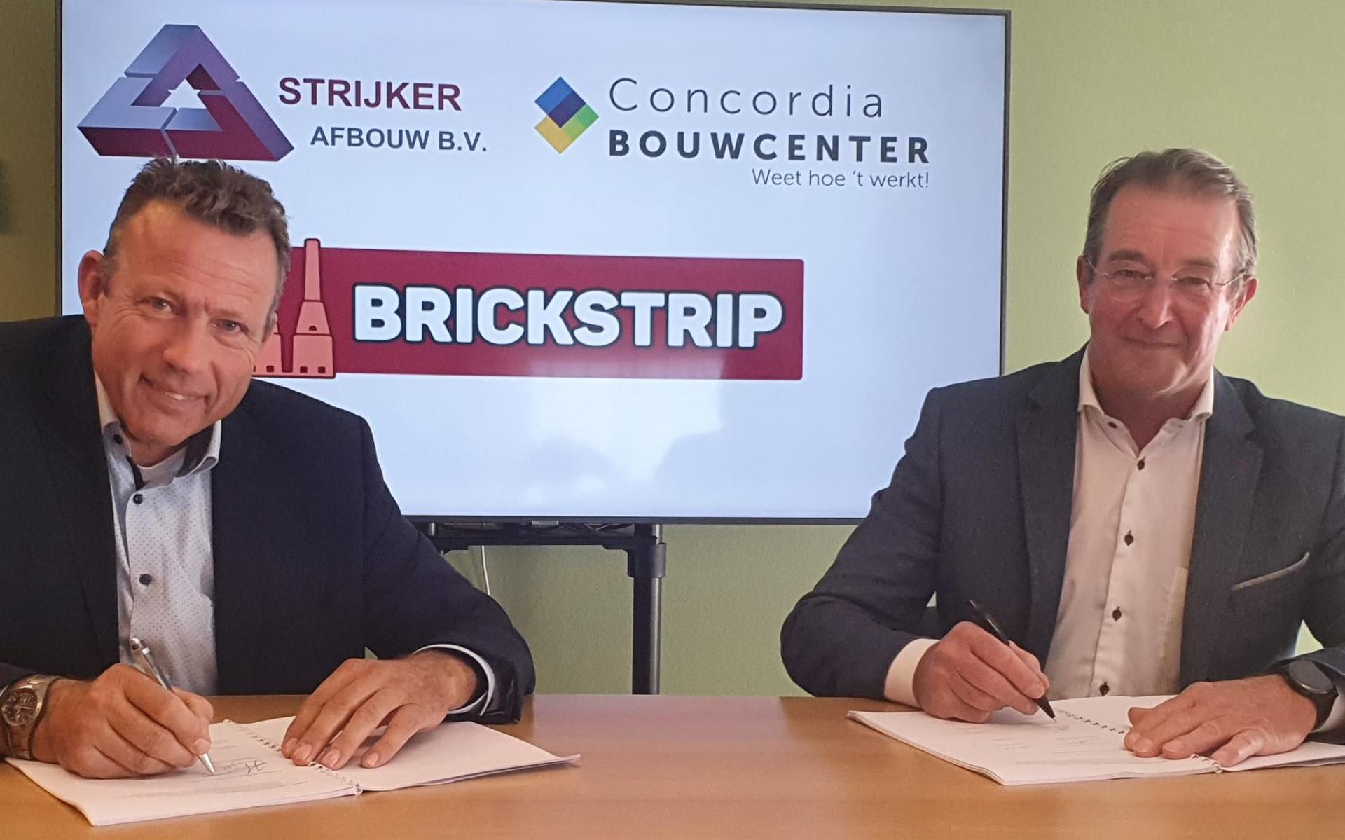 Ondertekening door Johan Veenstra (algemeen directeur Bouwcenter Concordia) en Willem Strijker (directeur Strijker Afbouw B.V.)
