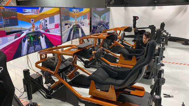 De Formule 1-sims worden klaargemaakt voor vertrek naar Eindhoven.