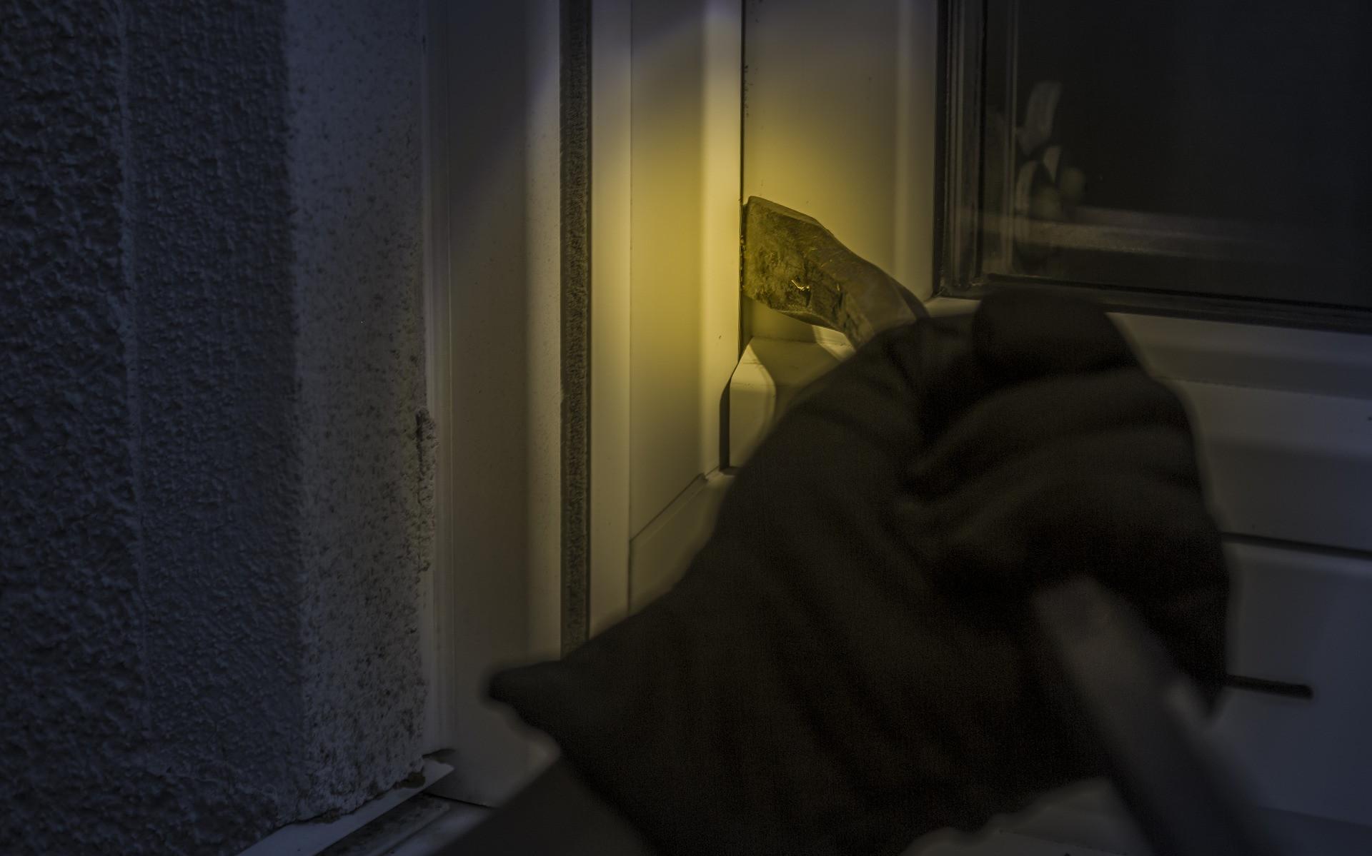 Politie zoekt getuigen van inbraak aan de Tapuitlaan in Hoogeveen.