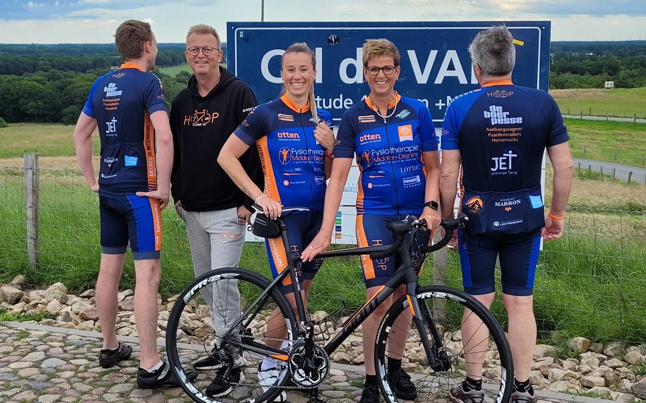 Team HOOP op de Col du VAM. Tweede van links Peter Cornelissen. Team HOOP op de Col du VAM. Tweede van links Peter Cornelissen.