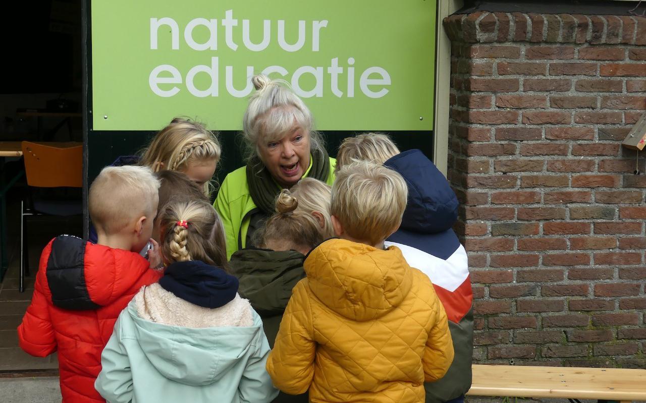 Grietje Loof geeft natuurles aan jonge kinderen.