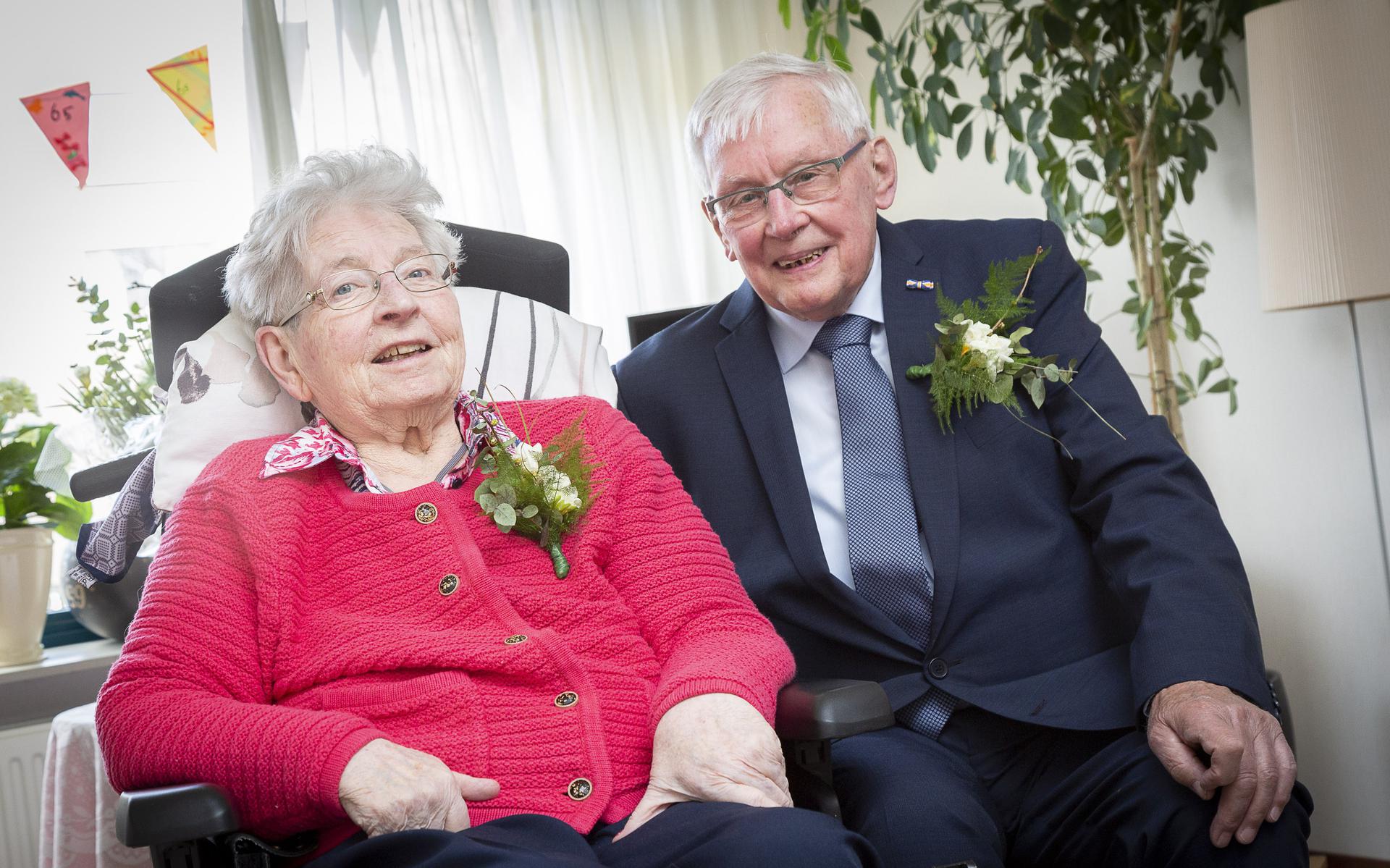 Echtpaar Kikkert-Harmers is 65 jaar getrouwd.