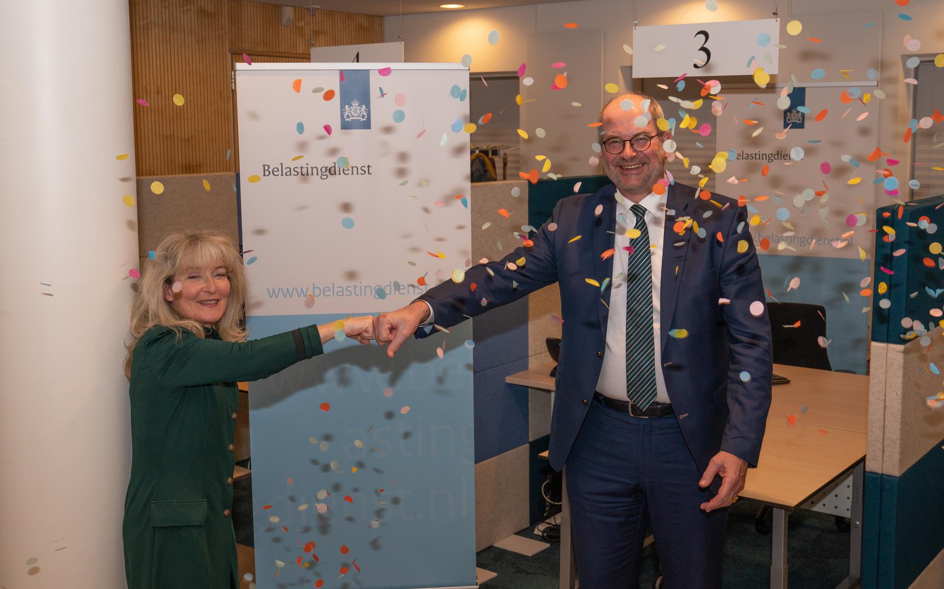 Burgemeester Karel Loohuis(rechts) en Janet Helder (plaatsvervangend directeur-generaal Belastingdienst, links) tijdens de opening van het steunpunt van de Belastingdienst in het gemeentehuis van Hoogeveen.