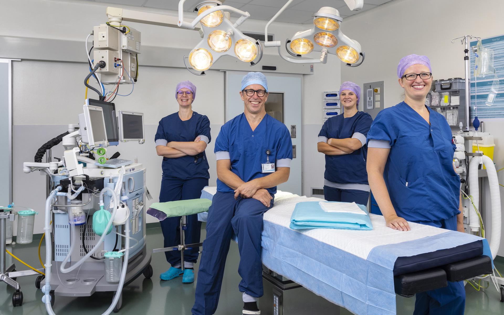 Op de foto van links naar rechts: Ilse Santing (hoofd OK), Rutger Hissink (vaatchirurg), Desiree Meems (operatieassistent) en Wendy Dikken (operatieassistent).