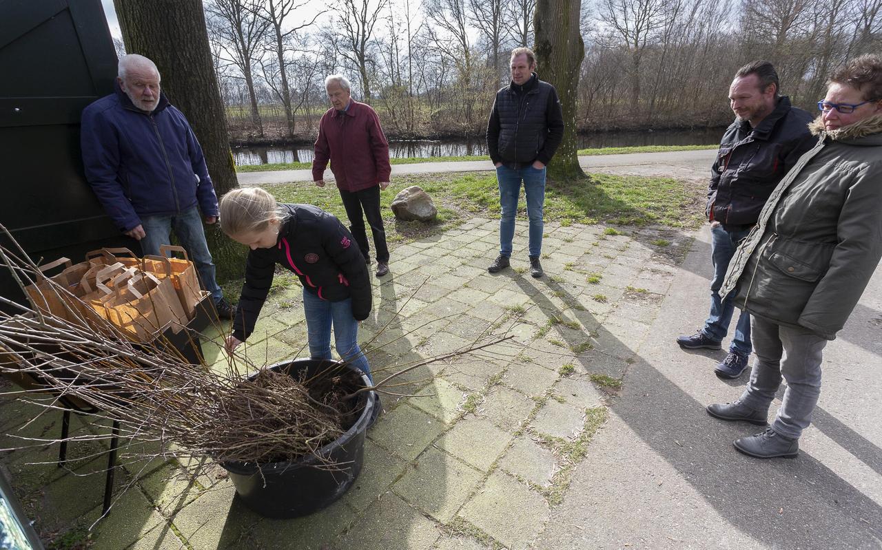 IVN deelde zaterdag bomen uit in het Zuiderpark. IVN deelde zaterdag bomen uit in het Zuiderpark.