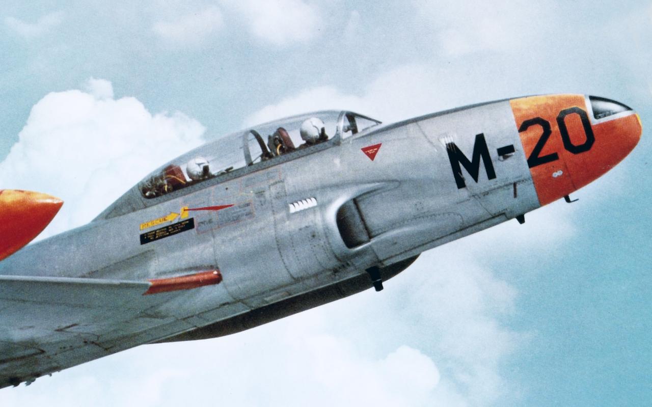 Een Lockheed T-33 van de Nederlandse Luchtmacht. Dat een goede onderlinge communicatie tussen de twee inzittenden van het grootste belang is, is te lezen in deze aflevering van Luchtpost. Een Lockheed T-33 van de Nederlandse Luchtmacht. Dat een goede onderlinge communicatie tussen de twee inzittenden van het grootste belang is, is te lezen in deze aflevering van Luchtpost.