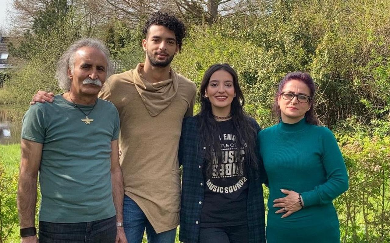 Hossein, Pourya, Kebriya en Ehteram Saghipour Afshar. Hossein, Pourya, Kebriya en Ehteram Saghipour Afshar.